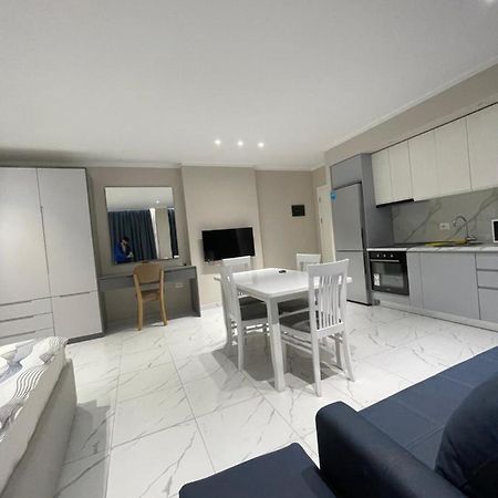 Modern Beachfront Apartments Саранда Екстер'єр фото