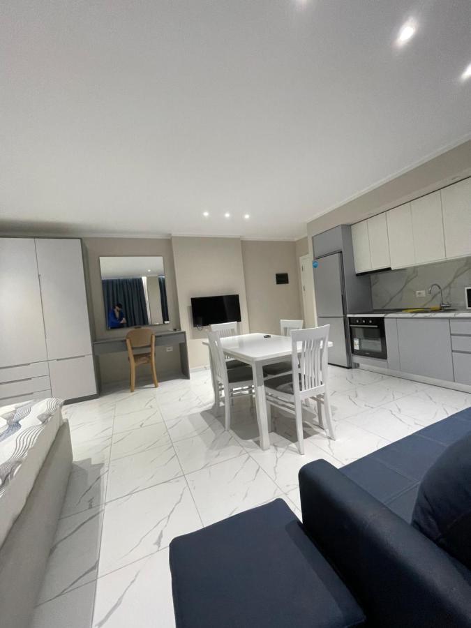 Modern Beachfront Apartments Саранда Екстер'єр фото