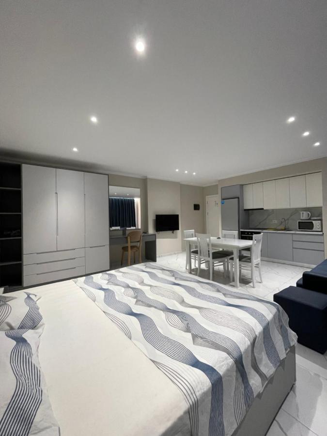 Modern Beachfront Apartments Саранда Екстер'єр фото