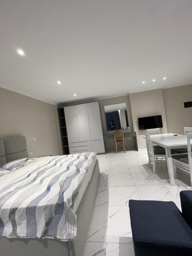 Modern Beachfront Apartments Саранда Екстер'єр фото